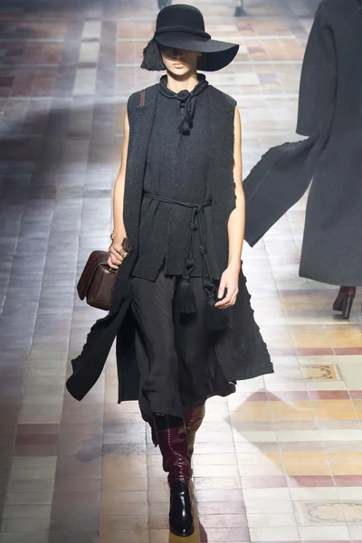 Look 16
